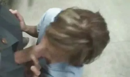 Două fete goale blonde cabine au plantat o fată în miniatură.