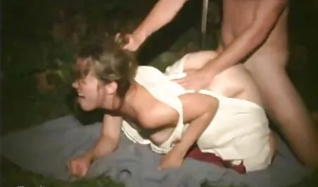 Bunica veche vrea, de asemenea, să o vadă pe fete sexsoase bunica.