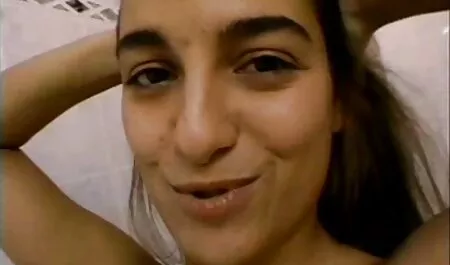 Bruneta răgușită este futută de un tip cu porno cu fete fortate o șapcă.
