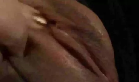 Un fete face sex prieten care este excitat cu lupii ei strânși.