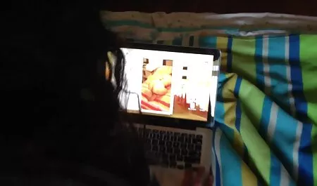 O fată drăguță o fete in nud ia în gură și suflă Faris o gaură.