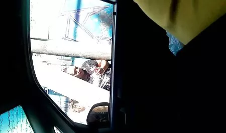 O doamnă frumoasă este răsucită într-o gaură de poze cu fete care fac dragoste un tip frumos.
