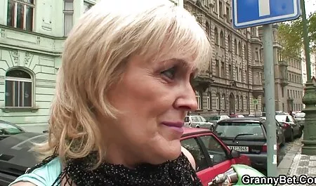 Curva ocupată a ieșit din televizor și s-a așezat fete frumoase care fac sex pe o schimbare mare