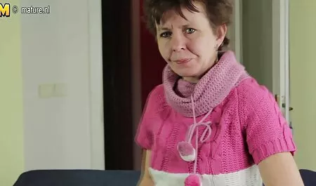 Ea devine futut de o asistentă femei goale sex frumoasă în ciorapi.