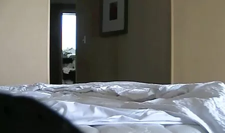 Suculente lesbiene pe pat mare având un pat porno cu fete romance drăguț