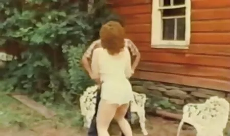 Curly Prietena împinge pasarica ei pe fete care se fute gât.