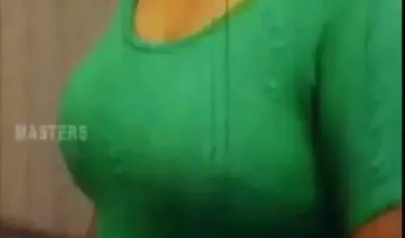 Doi fete blonde sexi obraznici lesbiene păcălit de un penis flexibil