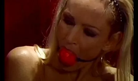 Uite fată în ciorapi negri este împărțit fete si baieti care fac sex în două părți de doi jucători