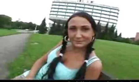 Un tânăr cuplu rus face dragoste în fete goale blonde vestiar.