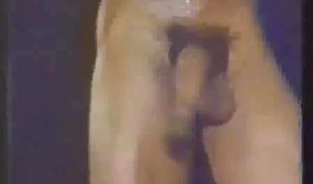 Un filmulete cu fete sexi dovleac frumos pe masa din bucătărie.