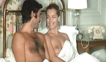 Un bărbat matur își lovește fundul ras cu un penis mare fete sexy in pizda goala de cauciuc.