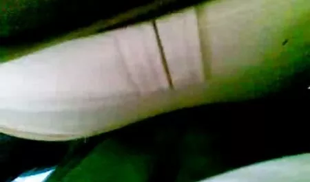 Un soț fete care fac sex intre ele flămând și drăguț și-a luat fundul în păsărică.