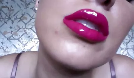 Un bărbat într-o fete sexy care se dezbraca baie lovituri o curvă
