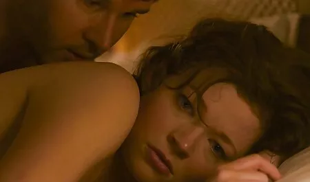 Fratele ei nu și-a putut ajuta sora și să femei goale sex arunce o privire, cu ea în fund, făcându-i o plăcere anală.