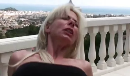 Bunicul aplecat peste o tanara blonda fete frumoase si sexi cu cancer și dracu