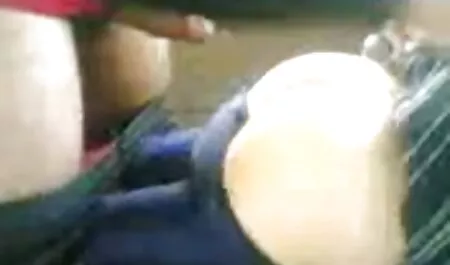 Un tânăr cuplu rus care se odihnește după sexfete o zi grea.