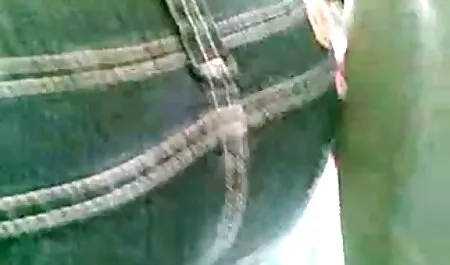 Mâinile ei fete sexy blonde cu bandă adezivă și picioarele într-o coadă moale pe pat, cu un băț de bandă legat.