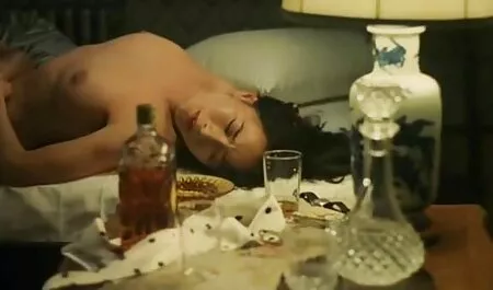 Pentru a ajuta Bruneta sa așezat pe o mare cale de sex fete chat medic