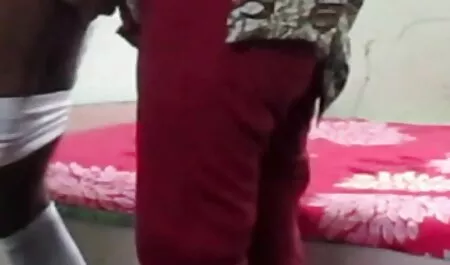 Cei sex cu fete si baieti doi studenți ruși l-au întâmpinat pe profesor cu o zi de naștere Grammy.