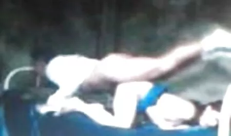 Bărbatul satisface fete care se fut de placere două persoane cu cocoșul său lung în același timp.