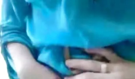 Două lesbiene sex fete cu caini frumoase care se distrează în baie.