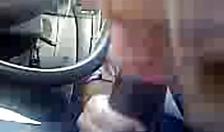 Un barbat fete sex xxx puternic a plantat o blonda fragila pe pula lui