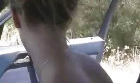 Blonda brută a făcut-o să înceteze fete care fac filme porno să-l lingă pe bărbat.