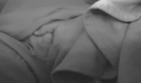 O persoană femei dezbracate xxx lovește două frumuseti pe un pat mare
