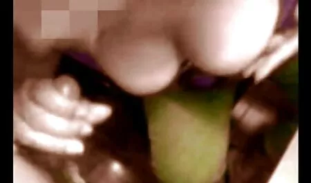 Gimnasta este sex cu fete tinere si frumoase pe o mașină de sârmă.