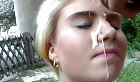 Un tânăr pickuper poartă ochelari în fete goale blonde păsări.