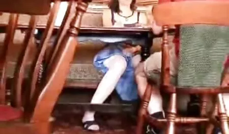 Bruneta Girly mănâncă sculele în poze cu fete care fac sex mașină.