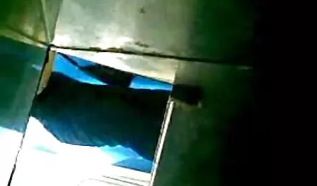 Un polițist străin este interogat într-o cameră și este folosit pentru a interoga fete care fac sex oral prostituate rusești.