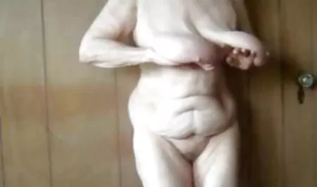 Piperul stimulează fete care fac sex anal un fund matur cu un trunchi de labirint.