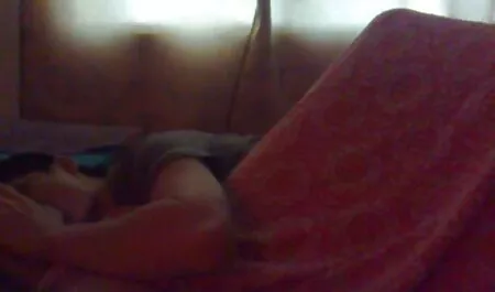 Băiatul își lovește fiica și filmează videoclipuri porno fete care fac sexx de casă cu ea.