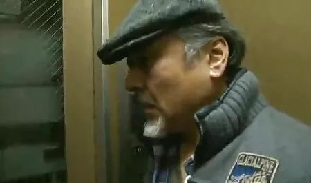 Fata este mereu proaspătă pe canapea. sex cu femei sexi