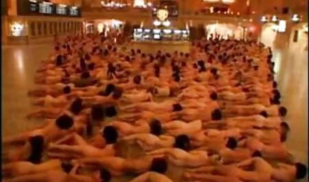 O femeie cu un corp bun se complăcea fete frumoase si goale să fie zdrobită de blugi.