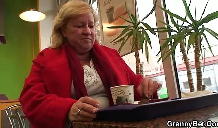 Curvă beată dracului cu fete grase care fac sex doi ruși în toți turcii.
