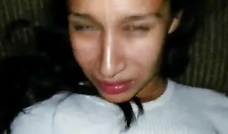 Fiica vitregă merge la părinți în timp ce mama fete tinere dezbracate este în duș.