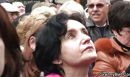 Un om lovește trei viței în fete sexi rau timp ce banda lovituri