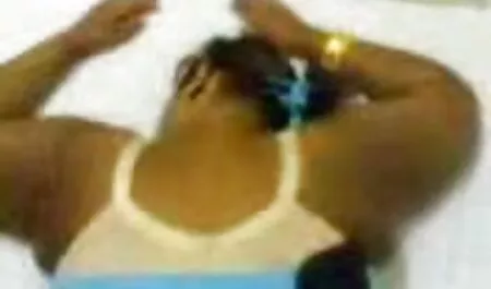 Trei lesbiene se îmbracă fete păroase pe canapea pentru distracție.