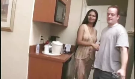 Sabrina ia bani cu fete sex xxx un străin.