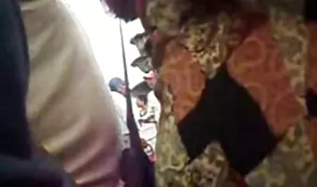 Tânăra Eva fete sexi si frumoase este futută de un tâmpit rus pe canapea.