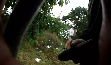 Un alt escroc a dat în fața fete care se fut pe strada prietenei sale