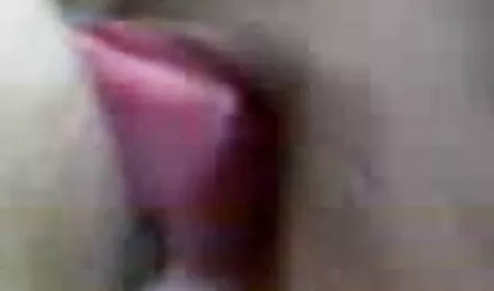 O fată fragilă filme porno cu fete sexy a făcut găuri pentru mușchii frumoși.