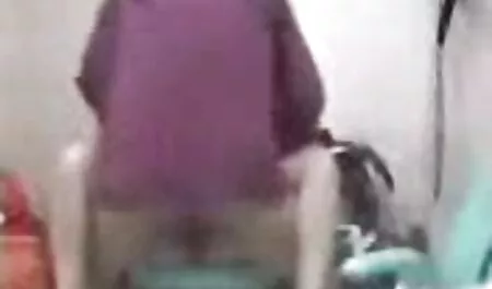 Pervers curvă în ciorapi gagici sexi se transformă într-un loc strâmt