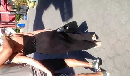 Două fete similare care îl fac pe bărbat fete sexi la plaja fericit
