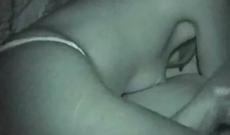 Un porno gratis cu fete tinere instalator vechi a venit la invitație și a tăiat curva blondă.