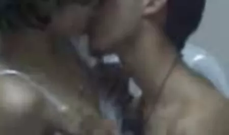 Tipul a filmat în timp ce fete care fac secx soția lui era pe o cameră ascunsă.