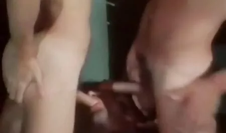 Drăguța blondă rusă a sărit fete frumoase si sexi deasupra cocoșului.