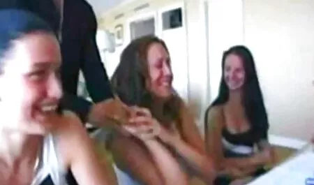 Blonde stau fete goale si sexy cu un penis mare